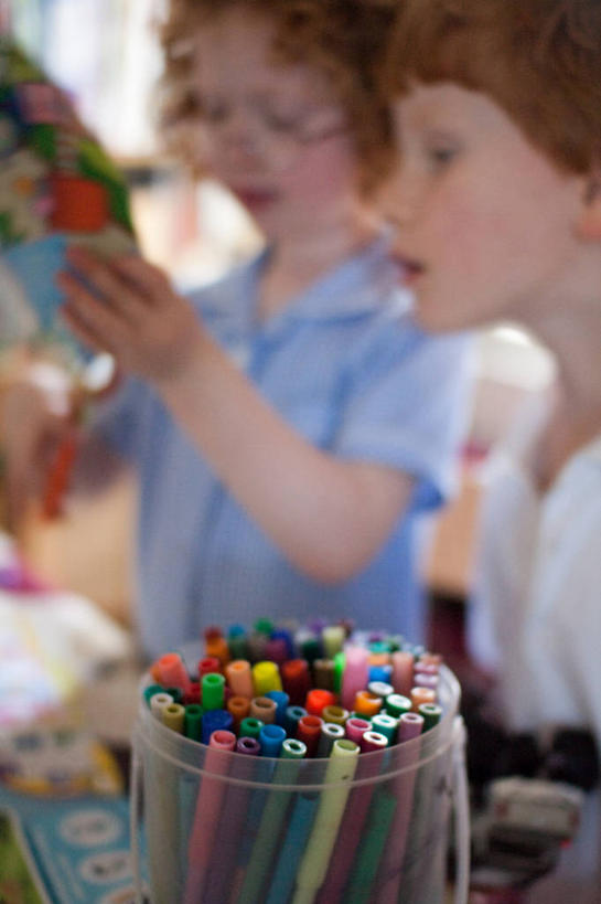 西方人,儿童,两个人,竖图,室内,特写,白天,纯洁,英国,欧洲,欧洲人,眼镜,拿着,休闲装,小孩,容器,可爱,童年,童趣,摄影,多样,创造力,专心,起居室,童真,烂漫,无邪,美术工艺,天真,男孩,女孩,白种人,孩子,彩图,毡尖笔