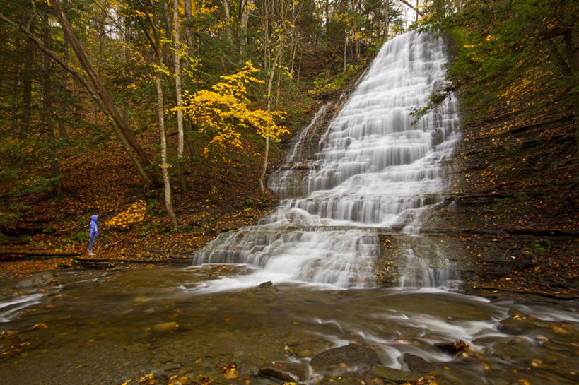 成年人,一个人,站,横图,室外,白天,长时间曝光,河流,美景,瀑布,美国,仅一个女性,服装,景观,休闲装,树,衣服,自然,休闲,思考,休闲服,连帽衫,景色,摄影,服饰,自然风光,改变,帽衫,纽约州,岩石,秋天,彩图