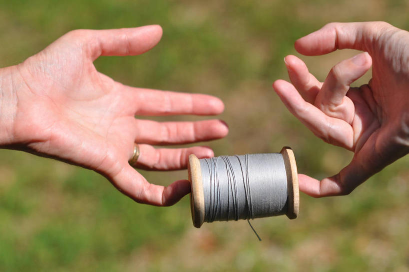 手,一个人,横图,室外,特写,白天,美国,线,联系,拿着,摄影,支撑,部分,手艺,线轴,想法,彩图