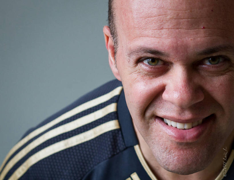 西方人,成年人,中年人,老年人,脸,头,脸颊,一个人,微笑,横图,特写,正面,快乐,信心,巴西,欧洲,欧洲人,仅一个男性,仅一个人,仅一个中年男性,灰色背景,休闲装,肩膀,个性,摄影,肖像,男人,男性,中年男性,白种人,头部,脸部,脸蛋,面部,彩图,影棚拍摄