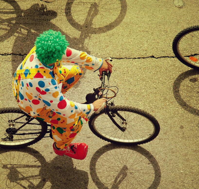 成年人,一个人,小丑,横图,俯视,室外,白天,民族服装,街道,自行车,西班牙,仅一个男性,阴影,服装,假发,首都,古典,拿着,文化,传统,车,脚踏车,骑,衣服,绿色,交通工具,骑车,马德里,运输,摄影,服饰,幽默,古装,载具,韵味,卷发,彩图,高角度拍摄,传统服装,民俗服