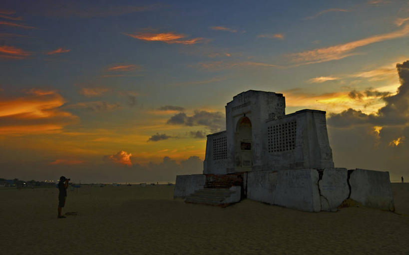 一个人,站,横图,室外,度假,印度,云,纪念碑,历史,拍照,天空,自然,黄昏,摄影,纪念,留念,宗教建筑,剪影,怀念,泰米尔纳德邦,金奈,海滩,彩图