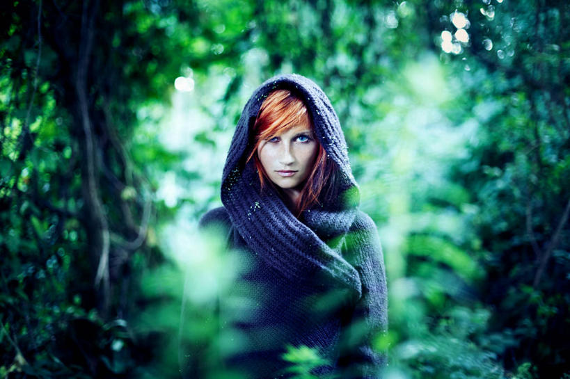 成年人,脸,头,眼睛,脸颊,一个人,横图,室外,白天,正面,毛衣,满意,信心,森林,德国,仅一个年轻女性,仅一个女性,仅一个人,肩膀,树,蓝色,自然,摄影,肖像,德累斯顿,萨克森,年轻女性,女人,女性,年轻人,头部,脸部,脸蛋,面部,彩图,风帽,美人