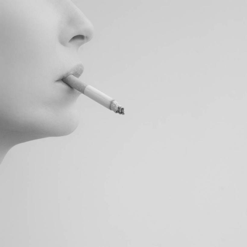 成年人,一个人,吸烟,方图,黑白,特写,白色背景,香烟,瑞典,仅一个女性