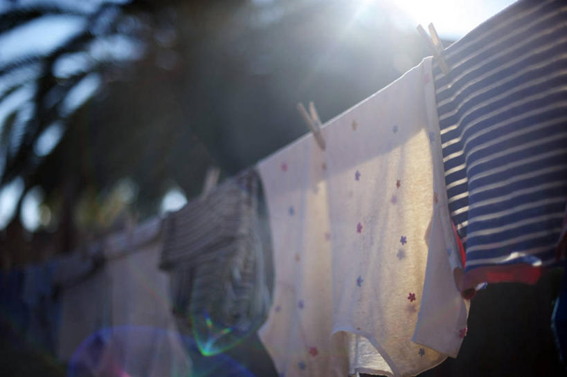 无人,家庭,横图,室外,白天,美国,吊挂,悬挂,挂,树,洗衣服,衣服,晾衣服,温暖,温馨,一家人,摄影,和睦,衣夹,烘干,彩图,融洽,家务劳动