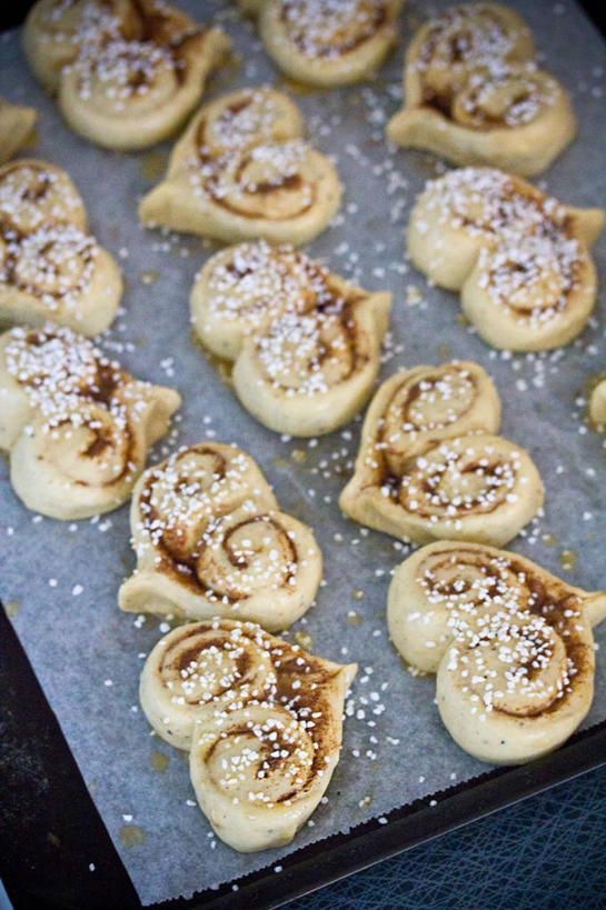 点心,面包,无人,竖图,俯视,室内,白天,瑞典,一排,准备,整齐,烤盘,食品,面点,首都,饮食,食物,糕点,排列,甜食,摄影,队列,清新,心型,彩图,高角度拍摄,爱,肉桂面包,肉桂面包卷