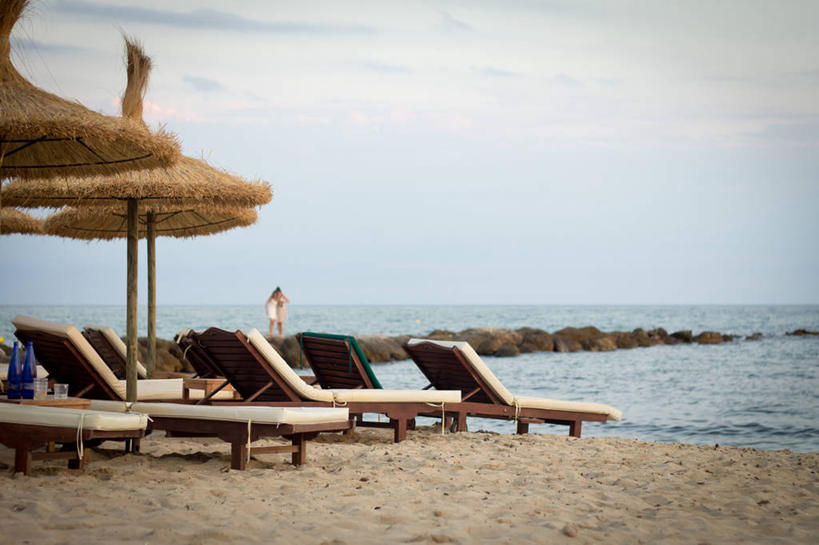 横图,室外,白天,度假,海洋,西班牙,沙子,水平线,云,阳伞,天空,自然,放松,摄影,沙滩椅,马略卡,海滩,休闲活动,彩图