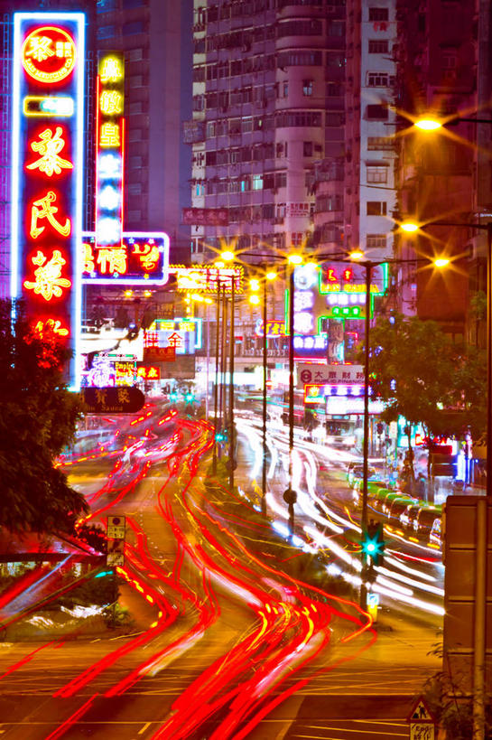 无人,竖图,俯视,室外,夜晚,长时间曝光,度假,美景,城市风光,城市,建筑,路,路灯,霓虹灯,香港,弯曲,标志,文字,字符,字母,景观,红绿灯,娱乐,标识,享受,休闲,景色,放松,运输,摄影,绿灯,迅速,照亮,彩图,高角度拍摄