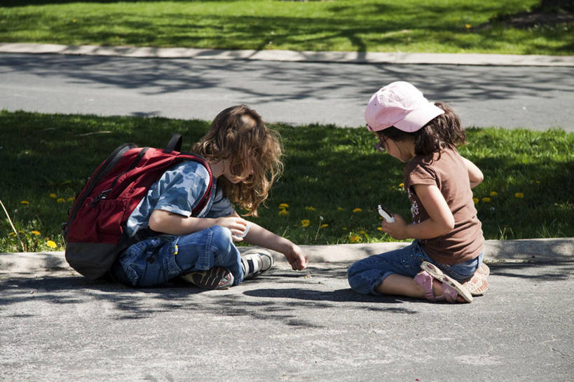 西方人,儿童,一个人,两个人,坐,横图,室外,白天,友谊,纯洁,欧洲,加拿大,欧洲人,仅一个女性,仅一个人,连接,包,人行道,拿着,注视,休闲装,小孩,背着,观察,看,仅一个小孩,鸭舌帽,可爱,童年,童趣,摄影,观看,察看,享乐,关注,童真,烂漫,无邪,天真,女孩,女人,女性,白种人,孩子,盘着腿坐,彩图,冰淇淋三明治,女生