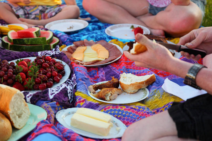 面包,儿童,成年人,手,腿,三个人,家庭,坐,横图,室外,特写,白天,化妆,晚餐,西瓜,水果,美国,连接,准备,黄油,野餐,拿着,休闲装,饮食,盘子,童年,摄影,部分,黄油刀,健康食物,四肢,男孩,女人,盘着腿坐,彩图