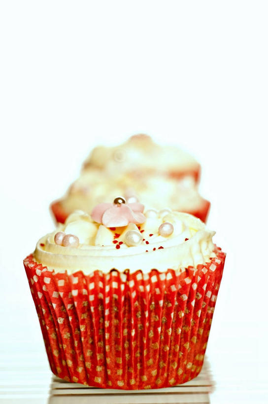 无人,竖图,特写,白色背景,英国,一排,整齐,圆点,黄油,饮食,排列,红色,甜食,奶油,诱惑,摄影,队列,糖衣,蛋糕托杯,纸托蛋糕,彩图,影棚拍摄