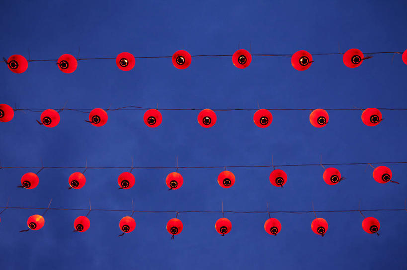 无人,横图,室外,仰视,重复,照明,马来西亚,一排,许多,庆祝,整齐,灯笼,纸灯笼,很多,排列,红色,蓝色,黄昏,灯具,摄影,照亮,照明设备,队列,中国文化,万里无云,马六甲州,美术工艺,彩图,低角度拍摄