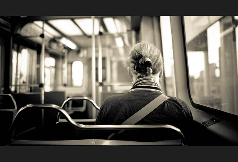 成年人,脸,头,脸颊,一个人,坐,横图,阶调图片,室内,白天,旅途,窗户,火车,美国,仅一个女性,公共交通,休闲装,肩膀,背面,运输,摄影,发髻,车座,伊利诺斯州,芝加哥市,头部,脸部,脸蛋,面部,彩图,旅行