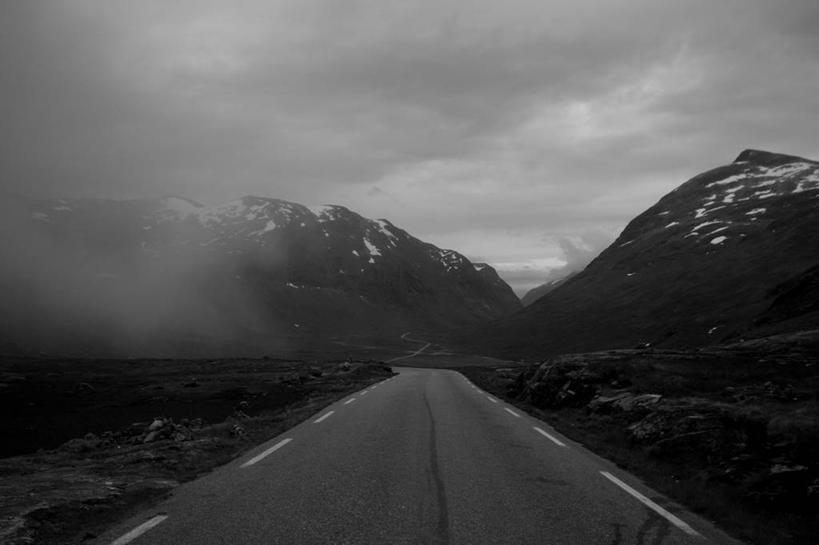 无人,横图,黑白,室外,山,雾,路,挪威,云,黎明,风景,自然,寒冷,摄影,宁静,单行道