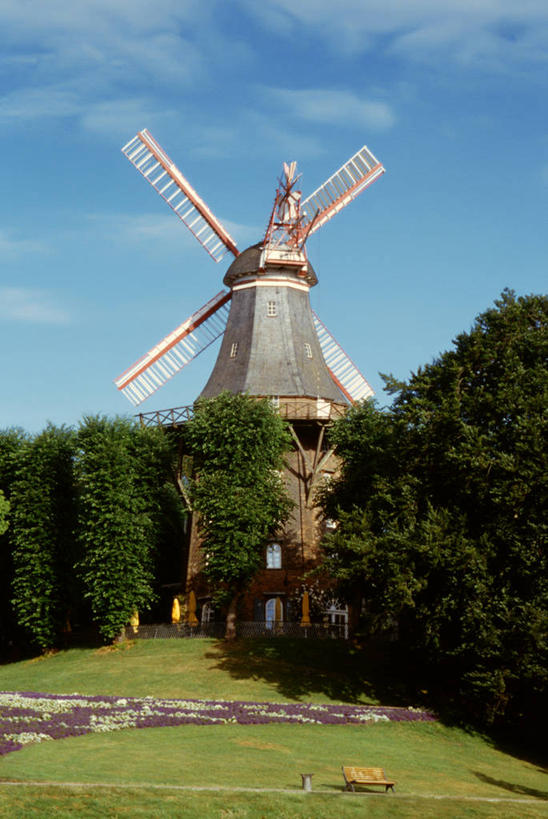 无人,竖图,室外,白天,旅游,度假,美景,山,德国,环保,风力,长椅,景观,云,娱乐,树,天空,自然,享受,休闲,景色,放松,摄影,能源,回收,资源,自然风光,利用,低碳,循环,替代能源,环境保护,持续,不来梅,彩图