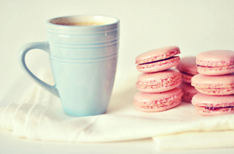 无人,横图,特写,白色背景,桌子,静物,荷兰,堆叠,咖啡杯,曲奇,饮食,桌布,粉色,甜食,诱惑,摄影,清新,鹿特丹,彩图,影棚拍摄,蛋白杏仁饼