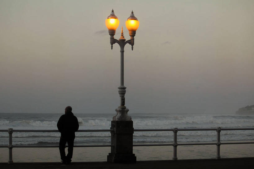 成年人,中年人,老年人,一个人,栏杆,站,横图,室外,海洋,路灯,西班牙,仅一个男性,仅一个人,仅一个中年男性,水平线,背面,风景,黄昏,波浪,思考,摄影,电,照亮,照明设备,万里无云,阿斯图里亚斯,男人,男性,中年男性,海滩,彩图,希洪,独处