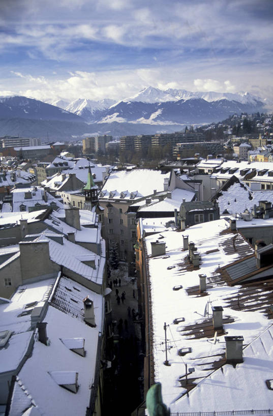 竖图,俯视,室外,白天,山脉,雪,雪山,多云,建筑,街道,奥地利,屋顶,摄影,因斯布鲁克,彩图,高角度拍摄