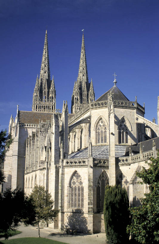 无人,竖图,室外,白天,建筑,法国,尖顶,摄影,宗教,基督教,布列塔尼,法国文化,哥特式风格,万里无云,坎佩尔,彩图,大教堂