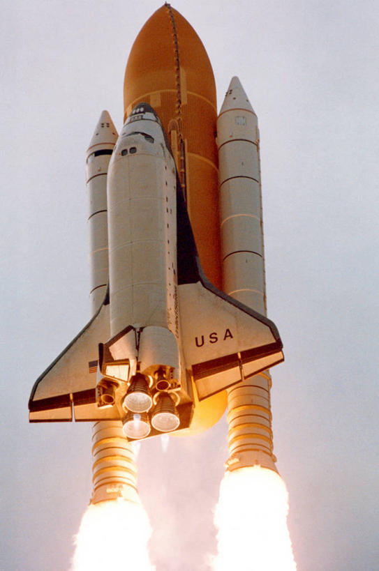 无人,吸烟,竖图,室外,白天,仰视,火,美国,起飞,历史,天空,探索,运输,摄影,北美,北美洲,美洲,航天飞机,美国文化,哥伦比亚号,佛罗里达,佛罗里达州,佛州,阳光州,肯尼迪航天中心,北亚美利加洲,亚美利加洲,梅里特岛,彩图,低角度拍摄,美利坚合众国,空间探索