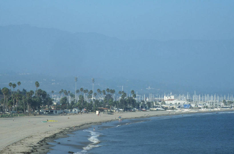 横图,俯视,室外,白天,度假,海洋,美景,水,城市风光,城市,美国,环保,围绕,海岸线,景观,烟雾,娱乐,享受,休闲,烟,景色,放松,摄影,缭绕,能源,环境,污染,回收,资源,北美,北美洲,加利福尼亚,美洲,利用,旋绕,低碳,循环,北亚美利加洲,亚美利加洲,萦绕,持续,空气污染,回绕,圣芭芭拉,海滩,彩图,高角度拍摄,美利坚合众国,房屋建设