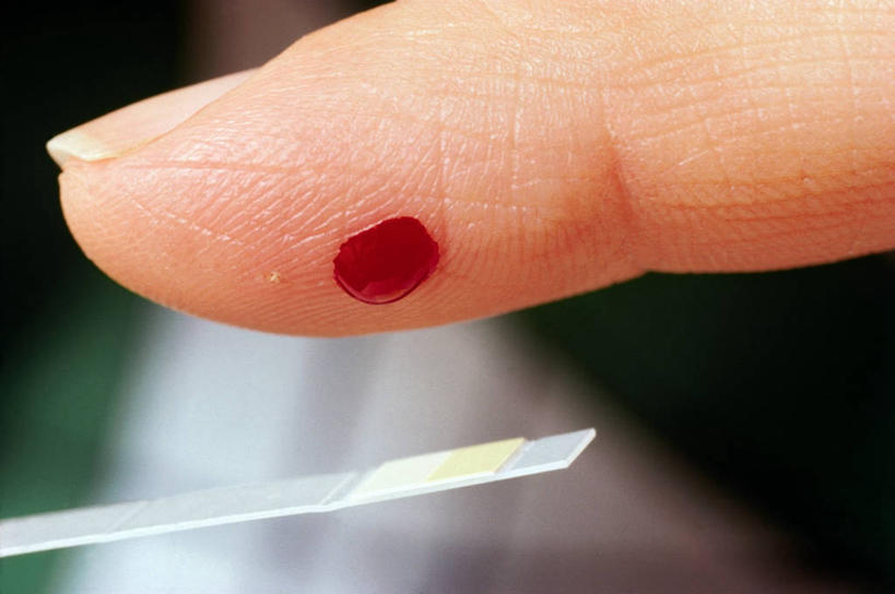 西方人,手,一个人,横图,室内,特写,白天,正面,欧洲,欧洲人,仅一个年轻女性,仅一个女性,仅一个人,朦胧,模糊,红色,手部,血液,单手,医疗器械,医疗工具,年轻女性,女人,女性,白种人,半身,彩图,血糖检测仪,血糖仪