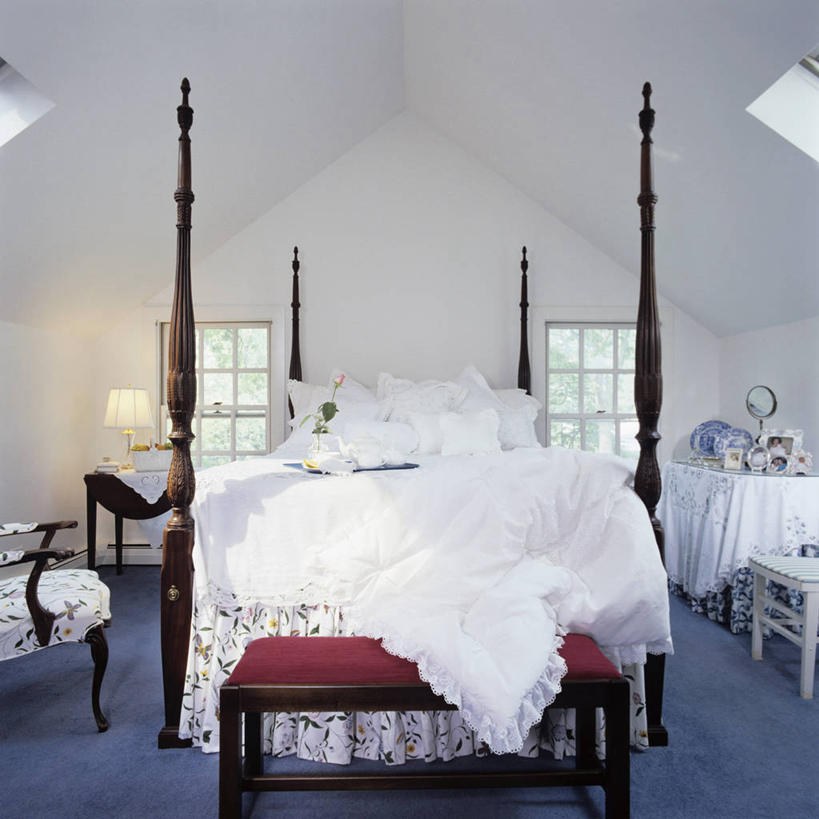 床,地毯,阁楼,卧室,天窗,床上用品,红色,蓝色,白色