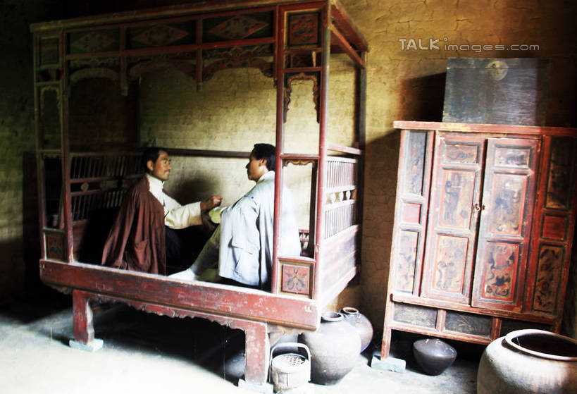 东方人,无人,两个人,坐,笑,微笑,露齿笑,横图,俯视,室内,白天,旅游,度假,美景,床,柜子,雕塑,井冈山,中国,亚洲,阴影,艺术,装饰,光线,雕刻,雕像,罐子,影子,陶瓷,墙,水缸,景观,床单,陶瓷制品,地面,注视,黄种人,娱乐,被子,江西,相视,墙壁,墙面,两个,阳光,自然,瓶子,工艺品,衣橱,观察,看,享受,休闲,面对面,景色,放松,单人床,观看,纪念,对视,美术,察看,被单,关注,自然风光,主题,相对,陈列,东亚,更衣橱,江西省,相看,中华人民共和国,华东地区,功能,美学,赣,革命,吉安,吉安市,革命根据地,男人,男性,年轻男性,亚洲人,坐着,彩图,高角度拍摄,全身,bjzqp1