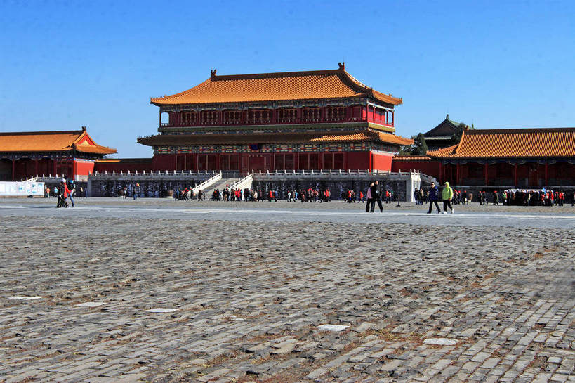 东方人,故宫,宫殿,栏杆,横图,室外,白天,仰视,旅游,度假,河流,名胜古迹,水,标志建筑,道路,地标,建筑,路,公路,北京,中国,亚洲,游客,遗迹,河水,水流,围栏,交通,首都,黄种人,古迹,文物,娱乐,建设,古建筑,护栏,旅客,紫禁城,享受,休闲,旅游胜地,放松,古文明,东亚,中华人民共和国,北京市,京,北平,华北地区,北京故宫博物院,乾清宫,亚洲人,马路,彩图,低角度拍摄,全身,bjzqp1