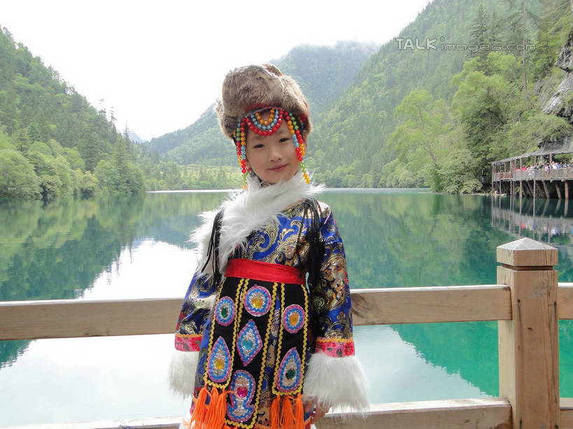 东方人,儿童,一个人,栏杆,站,举,笑,微笑,横图,室外,白天,正面,民族服装,旅游,度假,纯洁,河流,美景,山,山脉,树林,水,植物,九寨沟,中国,亚洲,仅一个女性,仅一个人,阴影,光线,影子,河水,景观,山峰,水流,围栏,山峦,倾斜,黄种人,娱乐,手叉腰,护栏,树,树木,小孩,绿色,倒影,阳光,自然,群山,叉腰,托,站着,仅一个小孩,享受,休闲,景色,放松,可爱,童年,童趣,四川省,生长,成长,倒映,自然风光,童真,东亚,烂漫,无邪,四川,藏族服饰,阿坝,中华人民共和国,西南地区,阿坝藏族羌族自治州,阿坝州,川,九寨沟县,反照,天真,女孩,女人,女性,亚洲人,孩子,举起,举手,举着,向上举,向上伸,向上托,站立,半身,彩图,传统服装,民俗服,九寨沟风景区,四川九寨沟风景名胜区,女生,hascy1