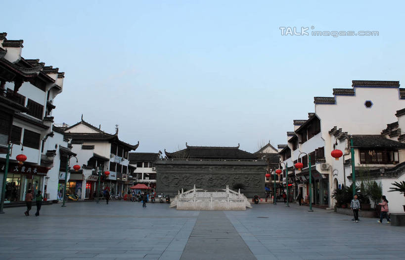 东方人,家,走,横图,室外,白天,正面,旅游,度假,黄山,石头,名胜古迹,植物,标志建筑,地标,建筑,照明,中国,亚洲,游客,游人,吊挂,悬挂,阴影,遗迹,光线,灯笼,石子,影子,纸灯笼,房屋,墙,屋子,古城,天桥,桥,地面,许多人,挂,黄种人,古迹,文化,文物,娱乐,建设,古建筑,楼房,旅客,民居,民宅,墙壁,墙面,住宅,树,树木,蓝色,绿色,蓝天,天空,阳光,自然,灯具,天,一群人,享受,休闲,旅游胜地,放松,生长,晴朗,成长,人行桥,照亮,照明设备,古文明,东亚,安徽,安徽省,黄山市,歙县,马头墙,万里无云,中华人民共和国,华东地区,皖,男人,男性,年轻男性,年轻女性,女人,女性,亚洲人,石块,晴空,晴空万里,步行,散步,走路,彩图,全身,房子,传统文化,rzwdb1