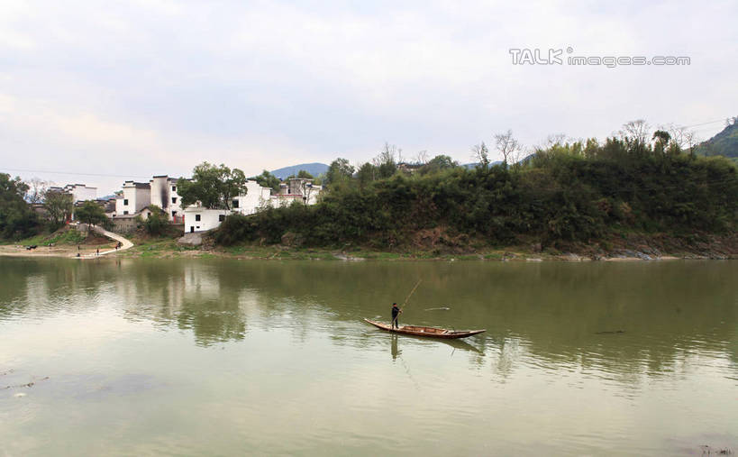 无人,家,横图,室外,白天,正面,旅游,度假,黄山,山,水,植物,中国,亚洲,阴影,光线,影子,房屋,屋子,河水,山峰,水流,云,云朵,地面,山峦,云彩,娱乐,楼房,民居,民宅,住宅,树,树木,蓝色,绿色,白云,蓝天,天空,阳光,自然,天,行驶,享受,休闲,旅游胜地,放松,生长,晴朗,成长,东亚,安徽,安徽省,黄山市,歙县,渔梁坝,中华人民共和国,华东地区,皖,渔梁,渔梁村,河,晴空,彩图,房子,rzwdb1