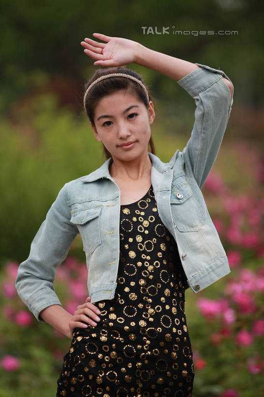 东方人,一个人,站,举,竖图,室外,白天,正面,幸福,树林,植物,月季花,亚洲,仅一个年轻女性,仅一个女性,仅一个人,许多,阴影,花纹,服装,朦胧,模糊,装饰,盛开,光线,影子,斑点,花蕾,注视,休闲装,黄种人,牛仔服,手叉腰,花,花瓣,花朵,鲜花,树,树木,衣服,红色,蓝色,绿色,阳光,自然,发箍,发饰,饰品,花苞,花蕊,叉腰,观察,看,托,站着,休闲,休闲服,服饰,生长,成长,头箍,观看,希望,华丽,修饰,点缀,察看,关注,发卡,配饰,衬托,美观,雅致,雅观,美艳,光荣,年轻女性,女人,女性,亚洲人,长发,月月红,月季,长春花,举起,举手,举着,向上举,向上伸,向上托,站立,半身,彩图,rzwdb1