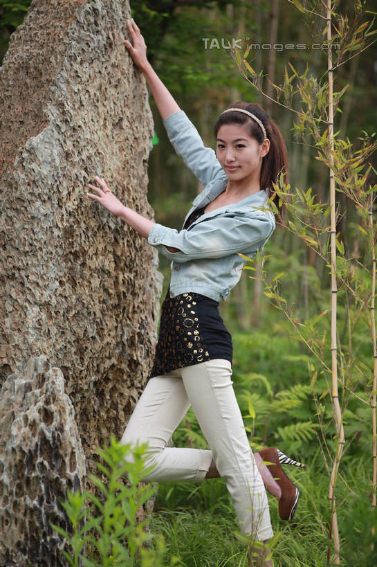 东方人,一个人,站,举,摸,竖图,室外,白天,侧面,高跟鞋,石头,树林,植物,竹子,鞋子,亚洲,仅一个年轻女性,仅一个女性,仅一个人,许多,抚摸,阴影,花纹,服装,朦胧,模糊,装饰,光线,影子,斑点,竹林,抬腿,注视,休闲装,黄种人,牛仔服,树,树木,衣服,蓝色,绿色,阳光,自然,发箍,发饰,饰品,观察,看,托,站着,休闲,休闲服,服饰,生长,成长,头箍,观看,华丽,修饰,点缀,察看,关注,发卡,配饰,衬托,美观,雅致,雅观,年轻女性,女人,女性,亚洲人,长发,岩石,触摸,接触,举起,举手,举着,向上举,向上伸,向上托,站立,半身,彩图,rzwdb1