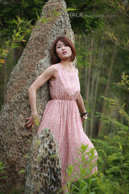 东方人,一个人,站,伸展双臂,摸,竖图,室外,白天,正面,裙子,爱情,幸福,石头,树林,植物,月季花,竹子,亚洲,仅一个年轻女性,仅一个女性,仅一个人,许多,抚摸,阴影,花纹,连衣裙,朦胧,模糊,盛开,时间,光线,时钟,手表,图案,影子,竹林,浪漫,计时,花蕾,黄种人,装饰品,花,花瓣,花朵,鲜花,树,树木,红色,绿色,阳光,自然,戒指,饰品,手链,首饰,钟表,花苞,花蕊,扶,站着,张嘴,表,恩爱,手镯,生长,成长,希望,腕表,信物,碎花,扶着,权利,张大嘴巴,手饰,美艳,光荣,年轻女性,女人,女性,亚洲人,钟,岩石,张开嘴,月月红,月季,长春花,敞开双臂,触摸,接触,伸开双臂,展开双肩,站立,张开手臂,张开双臂,半身,彩图,短发,rzwdb1