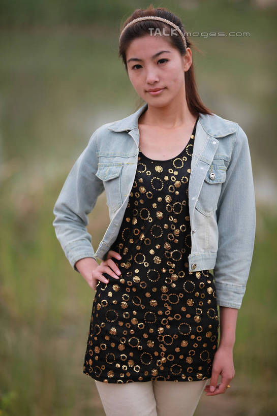 东方人,一个人,站,竖图,室外,白天,正面,草地,草坪,植物,亚洲,仅一个年轻女性,仅一个女性,仅一个人,阴影,花纹,服装,朦胧,模糊,装饰,光线,影子,斑点,注视,休闲装,黄种人,牛仔服,手叉腰,草,衣服,蓝色,绿色,阳光,发箍,发饰,饰品,叉腰,观察,看,站着,休闲,休闲服,服饰,头箍,观看,华丽,修饰,点缀,察看,关注,发卡,配饰,衬托,美观,雅致,雅观,年轻女性,女人,女性,亚洲人,长发,站立,半身,彩图,rzwdb1