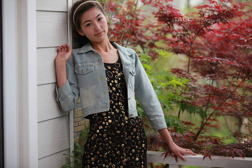 东方人,一个人,栏杆,站,举,横图,室外,白天,正面,石头,秋季,植物,枫树,亚洲,仅一个年轻女性,仅一个女性,仅一个人,许多,阴影,花纹,条纹,服装,朦胧,模糊,装饰,光线,影子,斑点,墙,围栏,注视,休闲装,黄种人,牛仔服,护栏,墙壁,墙面,树,树木,衣服,红色,蓝色,绿色,阳光,自然,发箍,发饰,饰品,观察,看,托,站着,休闲,休闲服,搭,服饰,生长,成长,头箍,观看,华丽,修饰,点缀,察看,搭着,关注,发卡,配饰,衬托,美观,雅致,雅观,年轻女性,女人,女性,亚洲人,长发,岩石,秋,秋天,举起,举手,举着,向上举,向上伸,向上托,站立,半身,彩图,rzwdb1