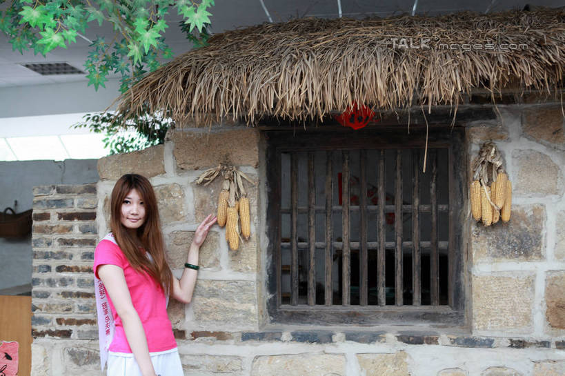 东方人,一个人,家,站,举,笑,微笑,横图,室外,白天,正面,度假,玉米,美景,植物,窗户,城市风光,城市,中国,亚洲,仅一个年轻女性,仅一个女性,仅一个人,吊挂,悬挂,服装,干燥,木制,棒子,房屋,墙,屋子,草屋,景观,玉蜀黍,挂,休闲装,黄种人,娱乐,山东,墙壁,墙面,住宅,树,树木,衣服,红色,绿色,自然,木制品,茅草屋,托,站着,享受,休闲,休闲服,景色,放松,服饰,生长,成长,苞米,苞芦,东亚,苞谷,山东省,日照,中华人民共和国,华东地区,包谷,大蜀黍,番麦,薏米包,玉高粱,玉麦,珍珠米,鲁,日照市,刘家湾赶海园,年轻女性,女人,女性,亚洲人,举起,举手,举着,向上举,向上伸,向上托,站立,半身,彩图,房子,茅舍,茅屋,小屋,rzwdb1