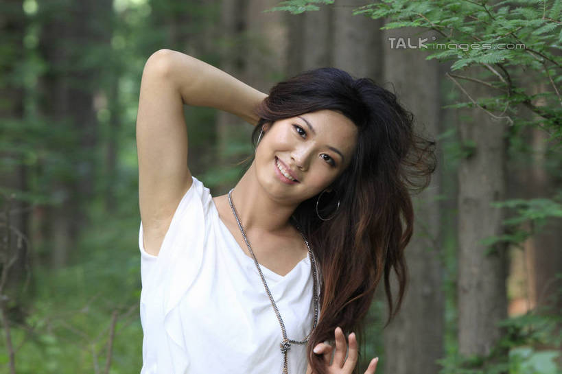 东方人,一个人,站,举,笑,摸,微笑,露齿笑,横图,室外,白天,正面,T恤衫,旅游,度假,草地,草坪,美景,树林,植物,项链,中国,亚洲,仅一个年轻女性,仅一个女性,仅一个人,抱头,抚摸,朦胧,模糊,景观,倾斜,T恤,黄种人,娱乐,山东,装饰品,草,树,树木,绿色,白色,自然,饰品,首饰,托,站着,享受,休闲,景色,放松,生长,成长,自然风光,东亚,山东省,日照,中华人民共和国,华东地区,鲁,日照市,鲁南海滨国家森林公园,年轻女性,女人,女性,亚洲人,长发,卷发,触摸,接触,举起,举手,举着,向上举,向上伸,向上托,站立,半身,彩图,rzwdb1