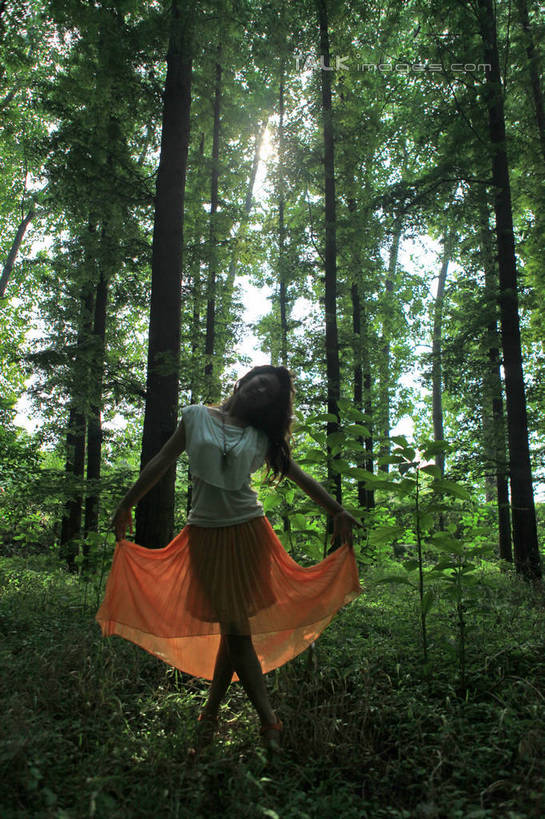 东方人,一个人,站,伸展双臂,笑,微笑,露齿笑,竖图,室外,白天,正面,裙子,T恤衫,旅游,度假,草地,草坪,美景,树林,植物,项链,中国,亚洲,仅一个年轻女性,仅一个女性,仅一个人,握,阴影,朦胧,模糊,光线,影子,景观,拿,T恤,拎,拿着,扭头,注视,黄种人,娱乐,长裙,山东,装饰品,草,树,树木,绿色,白色,阳光,自然,饰品,首饰,观察,看,站着,转头,享受,休闲,橙色,景色,放松,握着,生长,成长,观看,半身裙,察看,关注,自然风光,东亚,山东省,日照,中华人民共和国,华东地区,鲁,日照市,鲁南海滨国家森林公园,年轻女性,女人,女性,亚洲人,长发,卷发,敞开双臂,伸开双臂,展开双肩,站立,张开手臂,张开双臂,彩图,全身,拎着,rzwdb1