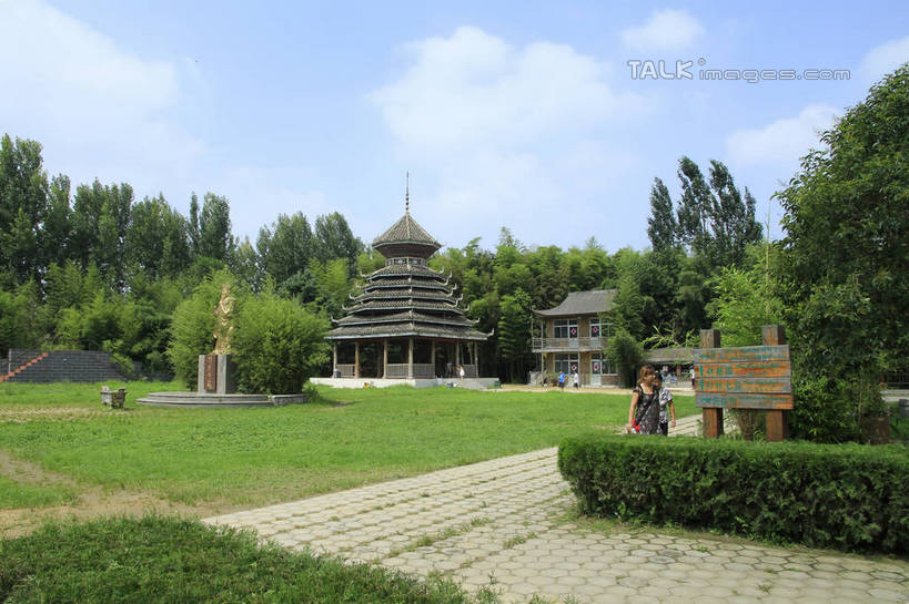 东方人,两个人,走,横图,室外,白天,正面,旅游,度假,草地,草坪,美景,树林,植物,木雕,雕塑,中国,亚洲,游客,游人,阴影,艺术,装饰,光线,标志,雕刻,雕像,路标,文字,影子,字符,房屋,亭子,屋子,景观,云,云朵,地面,云彩,黄种人,娱乐,标识,山东,楼房,草,树,树木,蓝色,绿色,白云,蓝天,天空,阳光,自然,工艺品,凉亭,天,享受,休闲,汉字,景色,放松,生长,晴朗,成长,纪念,美术,中文,自然风光,主题,陈列,东亚,山东省,日照,中华人民共和国,华东地区,功能,美学,国文,华文,鲁,日照市,年轻女性,女人,女性,亚洲人,晴空,步行,散步,走路,半身,彩图,房子,竹洞天风景区,rzwdb1