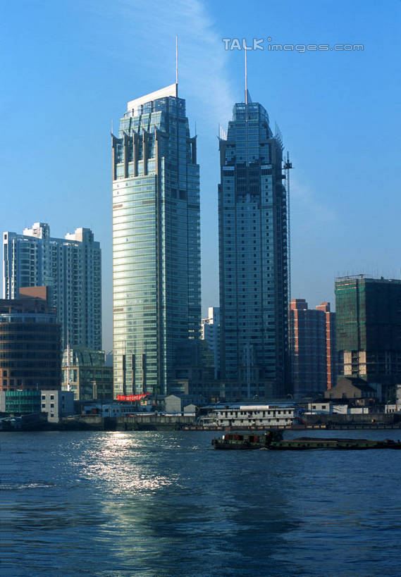 无人,高楼大厦,竖图,室外,白天,正面,度假,河流,美景,水,城市风光,城市,大厦,建筑,轮船,摩天大楼,船,上海,中国,亚洲,阴影,波纹,光线,影子,河水,景观,水流,涟漪,娱乐,建设,蓝色,倒影,蓝天,水纹,天空,阳光,交通工具,波浪,天,享受,休闲,景色,放松,晴朗,申,倒映,载具,黄浦区,东亚,上海市,万里无云,中华人民共和国,沪,华东地区,水晕,反照,晴空,晴空万里,彩图,大楼,高层建筑,高楼,摩天楼,复兴东路,中山南路,shcm1