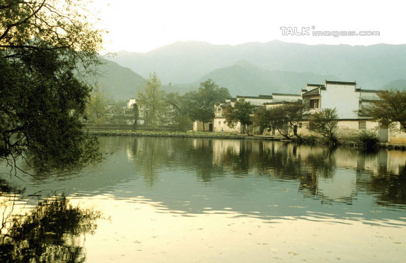 无人,家,横图,室外,白天,正面,旅游,度假,湖,湖泊,黄山,美景,水,植物,宏村,中国,亚洲,阴影,波纹,光线,影子,房屋,屋子,湖面,景观,水流,水面,涟漪,娱乐,楼房,住宅,树,树木,绿色,倒影,水纹,阳光,自然,波浪,湖水,享受,休闲,景色,放松,生长,成长,倒映,自然风光,东亚,安徽,安徽省,黄山市,黟县,中华人民共和国,华东地区,水晕,皖,反照,彩图,房子,shcm1