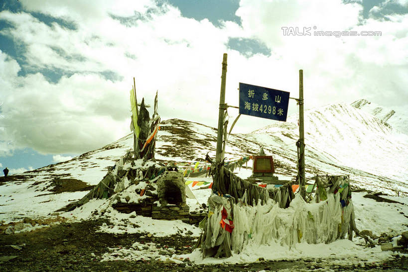 无人,横图,室外,白天,仰视,旅游,度假,石头,美景,山,雪,雪山,大雪,中国,亚洲,阴影,光线,石子,影子,冰,积雪,景观,山峰,雪景,云,云朵,冬季,冬天,山峦,云彩,娱乐,蓝色,白云,蓝天,天空,阳光,自然,天,享受,休闲,景色,放松,寒冷,四川省,晴朗,冰冷,自然风光,东亚,四川,康定,甘孜藏族自治州,康定县,折多山,中华人民共和国,西南地区,严寒,川,甘孜,甘孜州,冰凉,酷寒,凛冽,凛凛,极冷,石块,岩石,晴空,彩图,低角度拍摄,shcm1