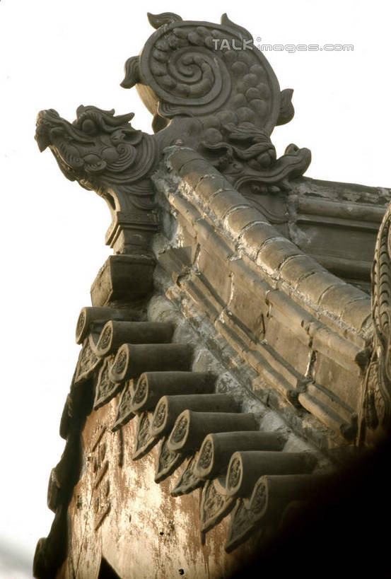 无人,寺庙,竖图,室外,白天,仰视,旅游,度假,名胜古迹,标志建筑,地标,建筑,雕塑,孔庙,中国,亚洲,节日,遗迹,艺术,装饰,雕刻,雕像,瓦片,屋顶,燃烧,顶棚,瓦,古迹,文化,文物,娱乐,建设,古建筑,山东,石雕,天空,香火,工艺品,庙宇,天,祈祷,享受,休闲,健康,旅游胜地,放松,许愿,宗教,建造,信仰,纪念,祈求,美术,主题,陈列,古文明,东亚,屋瓦,曲阜,曲阜市,山东省,中华人民共和国,华东地区,功能,美学,鲁,平安,彩图,低角度拍摄,庙,寺,本庙,shcm1