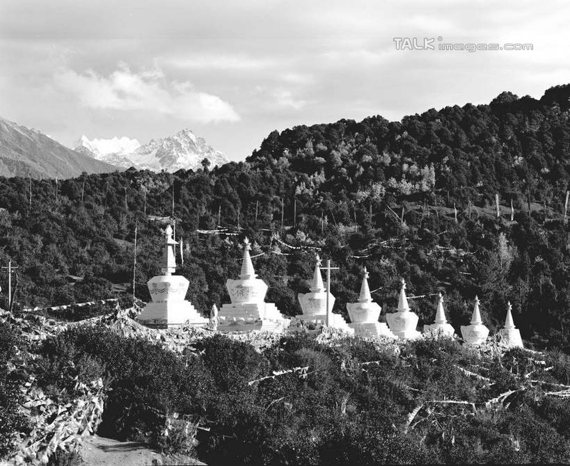 无人,寺庙,横图,黑白,室外,白天,正面,旅游,度假,名胜古迹,山,山脉,树林,植物,标志建筑,地标,建筑,中国,亚洲,节日,遗迹,山峰,山峦,燃烧,古迹,文化,文物,娱乐,建设,古建筑,飞来寺,云南,树,树木,天空,自然,香火,庙宇,群山,天,祈祷,享受,休闲,健康,旅游胜地,放松,许愿,宗教,信仰,生长,成长,纪念,祈求,古文明,东亚,云南省,曲靖市,曲靖,中华人民共和国,西南地区,滇,平安,庙,寺,师宗,师宗县,shcm1