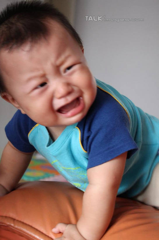 东方人,婴儿,儿童,一个人,客厅,跪,哭,竖图,室内,白天,正面,纯洁,沙发,亚洲,仅一个人,撑,服装,扭头,注视,休闲装,黄种人,小孩,衣服,观察,看,转头,休闲,休闲服,可爱,眼泪,服饰,活泼,观看,察看,起居室,撑着,泪水,关注,宝宝,纯真,烂漫,无邪,客堂,伶俐,天真,亚洲人,孩子,跪着,半身,彩图,哭泣,哭啼,皮沙发,shcy1