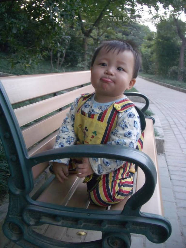 东方人,婴儿,儿童,嘴,一个人,坐,竖图,室外,白天,正面,纯洁,草地,草坪,植物,椅子,亚洲,仅一个人,服装,裤子,木椅,注视,休闲装,黄种人,草,树,树木,小孩,衣服,绿色,自然,嘟嘴,观察,看,休闲,休闲服,撅嘴,背带裤,可爱,服饰,活泼,生长,成长,观看,察看,关注,宝宝,纯真,烂漫,无邪,饭单裤,工装裤,伶俐,天真,亚洲人,孩子,嘴巴,嘴唇,坐着,彩图,全身,shcy1