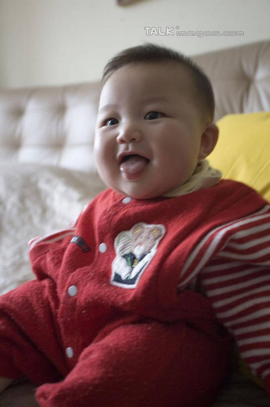 东方人,婴儿,儿童,一个人,坐,竖图,室内,白天,正面,婴儿服装,纯洁,床,卧室,亚洲,仅一个人,服装,墙,双人床,床单,注视,黄种人,被子,吐舌头,墙壁,墙面,小孩,衣服,红色,观察,看,伸舌头,鬼脸,吐舌,可爱,服饰,活泼,观看,察看,被单,衣着,穿着,关注,宝宝,纯真,烂漫,无邪,衣饰,伶俐,天真,亚洲人,孩子,坐着,半身,彩图,婴儿服,睡房,卧房,shcy1