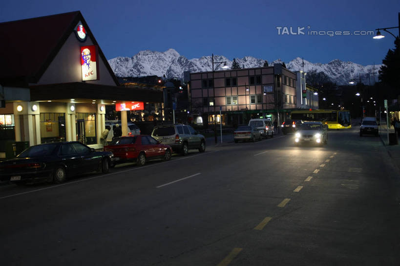 无人,餐厅,麦当劳,横图,室外,夜晚,正面,度假,美景,山,山脉,城市风光,城市,道路,路,路灯,公路,汽车,照明,停靠,景观,山峰,灯光,分界线,停车线,交通,山峦,娱乐,车,灯,蓝色,蓝天,天空,交通工具,轿车,群山,天,享受,休闲,景色,放松,车行道,车行道分界线,快餐店,照亮,照明设备,停泊,载具,标线,车行线,马路,彩图,餐馆,饭店,饭馆,shgzq1